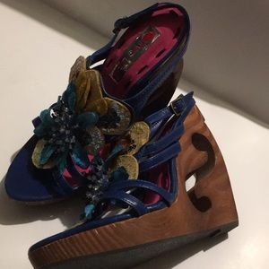 Brand new wooden wedges from two lips